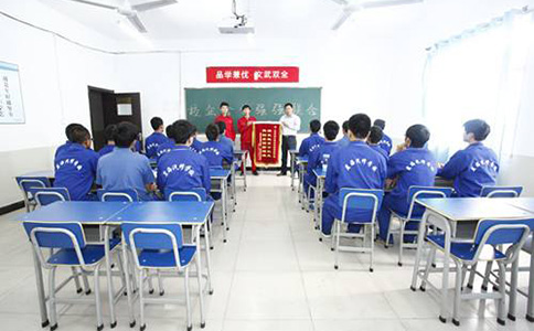 選擇重慶汽修學(xué)校，要注意哪幾點(diǎn)?