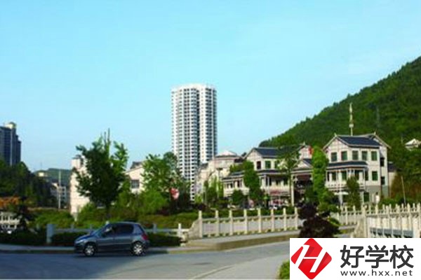 湘西自治州技工學校的位置在哪里？校園環(huán)境怎么樣？