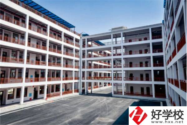 懷化中專學(xué)汽修一年要花多少錢？有哪些中專可以推薦？