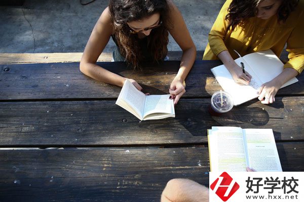 在懷化有什么職?？梢詫W(xué)習(xí)幼師？好不好？