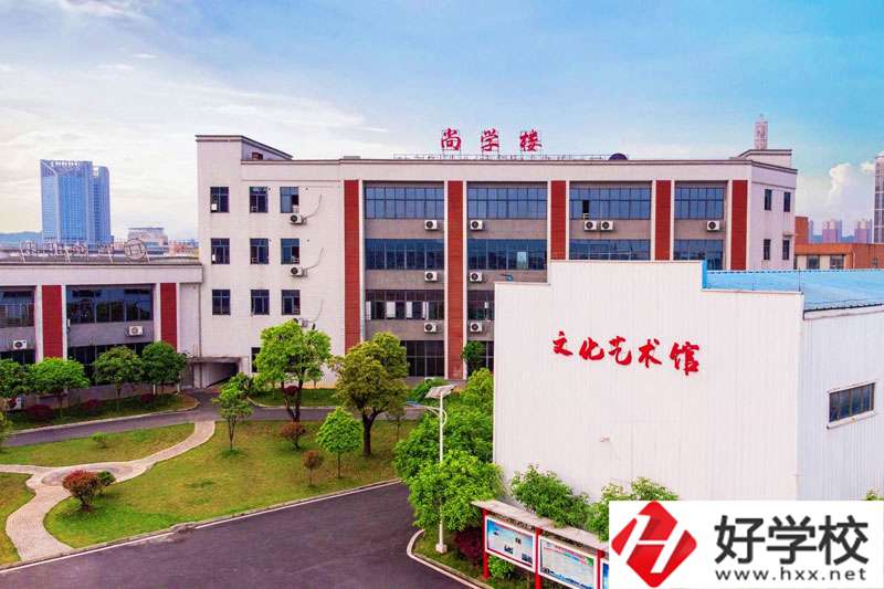 榮豐中等職業(yè)技術(shù)學(xué)校設(shè)施完善嗎？宿舍環(huán)境怎么樣？