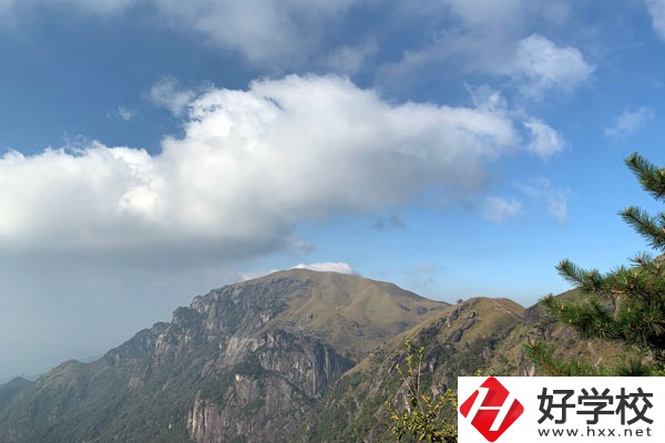衡陽(yáng)信息網(wǎng)絡(luò)工程學(xué)校宿舍以及食堂環(huán)境怎么樣？
