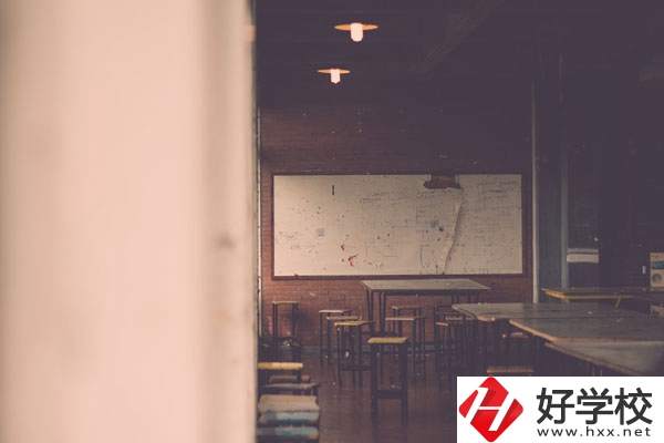 懷化市商貿(mào)經(jīng)濟(jì)管理學(xué)校好不好？宿舍怎么樣？