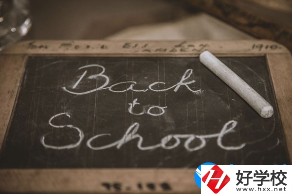 湘潭交通職業(yè)學(xué)校學(xué)費(fèi)貴不貴，宿舍怎么樣？