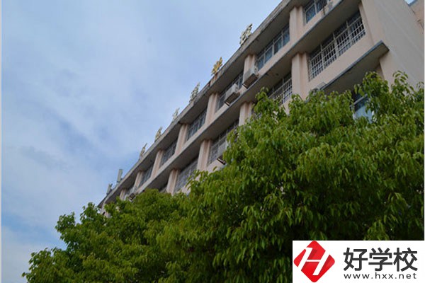 懷化文理學校是中專嗎？學費情況怎么樣？