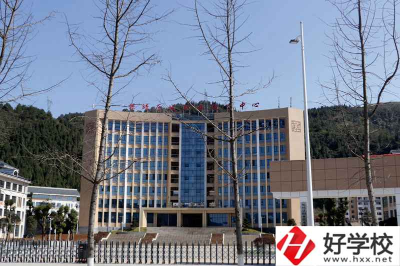 保靖縣中等職業(yè)技術(shù)學校大門