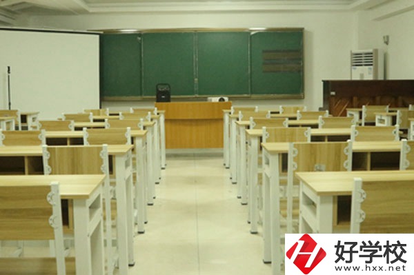 湖南長沙藝術(shù)學(xué)校的學(xué)費是多少？