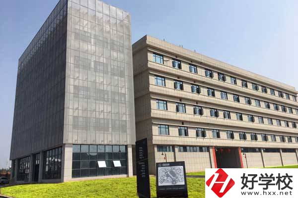 株洲市工業(yè)中等專(zhuān)業(yè)學(xué)校是公立的嗎？一年學(xué)費(fèi)多少？