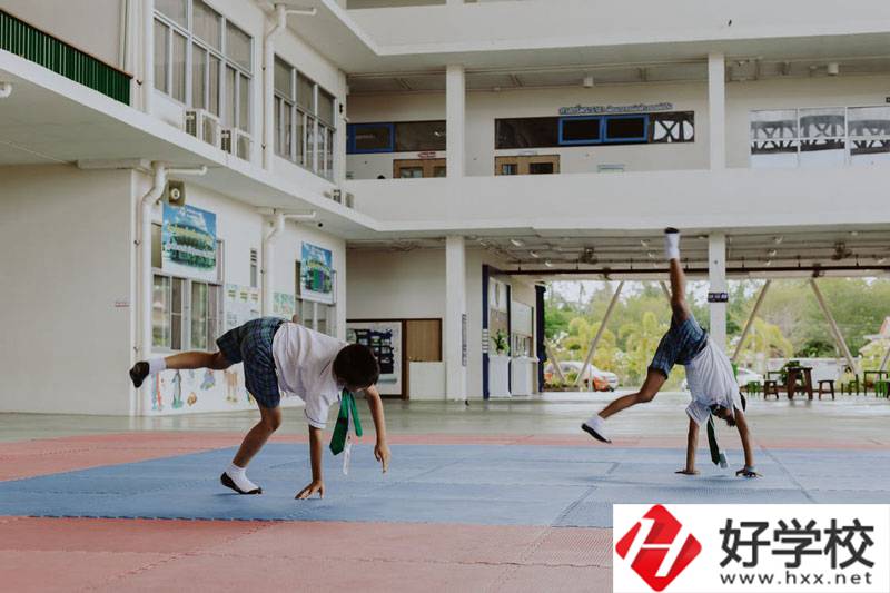 湖南護(hù)理學(xué)校是什么性質(zhì)的學(xué)校？是公辦的嗎？