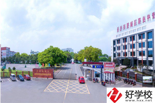 長沙市望城區(qū)職業(yè)中等專業(yè)學(xué)校收費標準如何？
