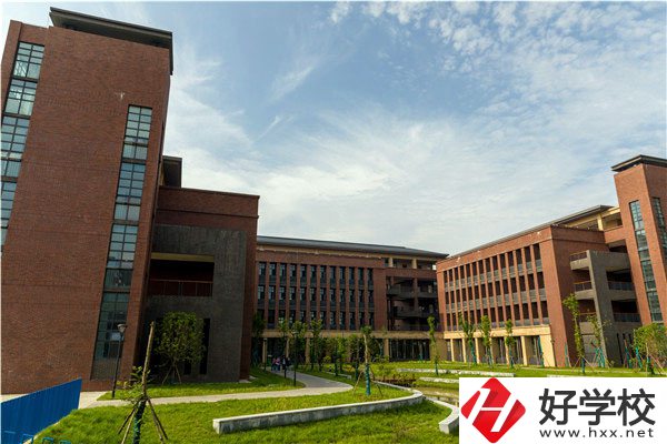 在常德財經(jīng)學(xué)校學(xué)會計，發(fā)展前景怎么樣？